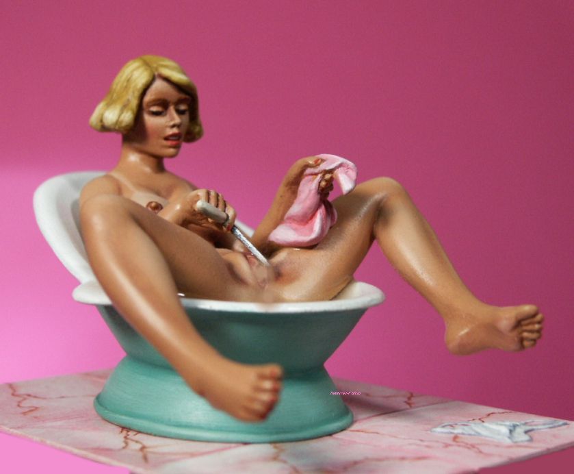 sharonshaving01flousite.jpg (52557 octets)